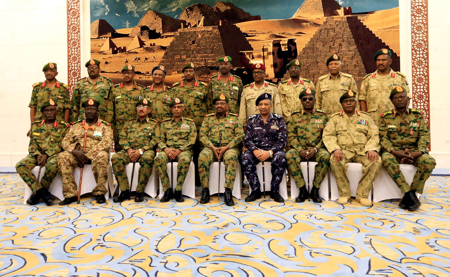 الرئيس السوداني مع حكام الولايات السودانية