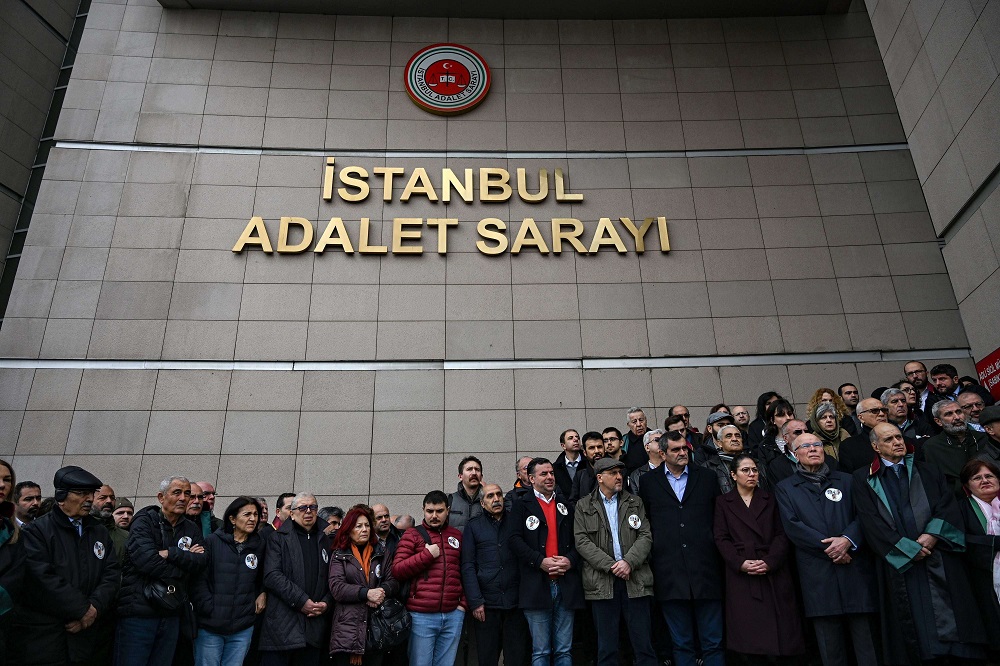 محامون وصحفيون يحتجون بسبب سجن صحفيين