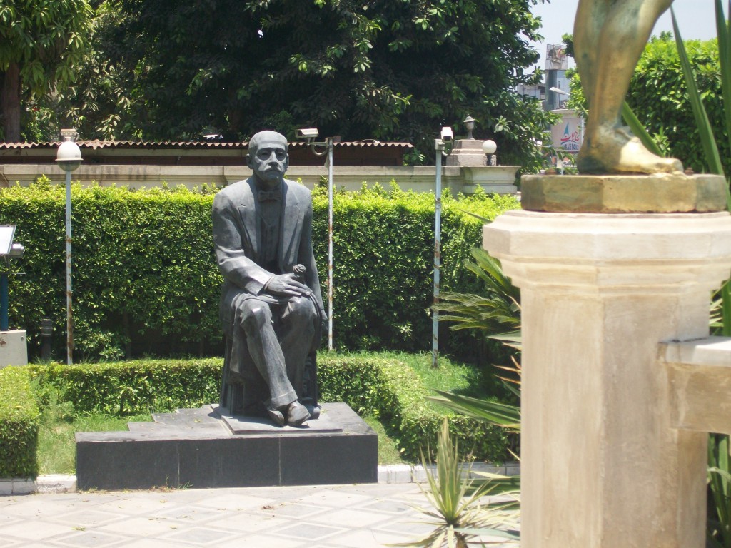 تمثال لأحمد شوقي في حديقة المتحف