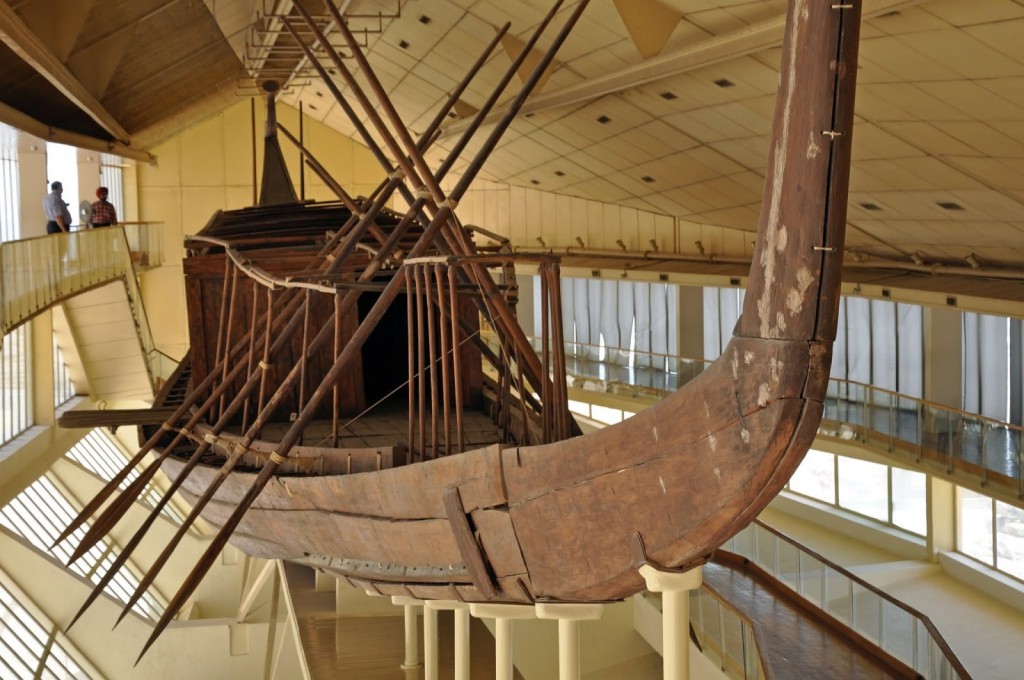سفينة خوفو في متحف بمنطقة الجيزة بمصر