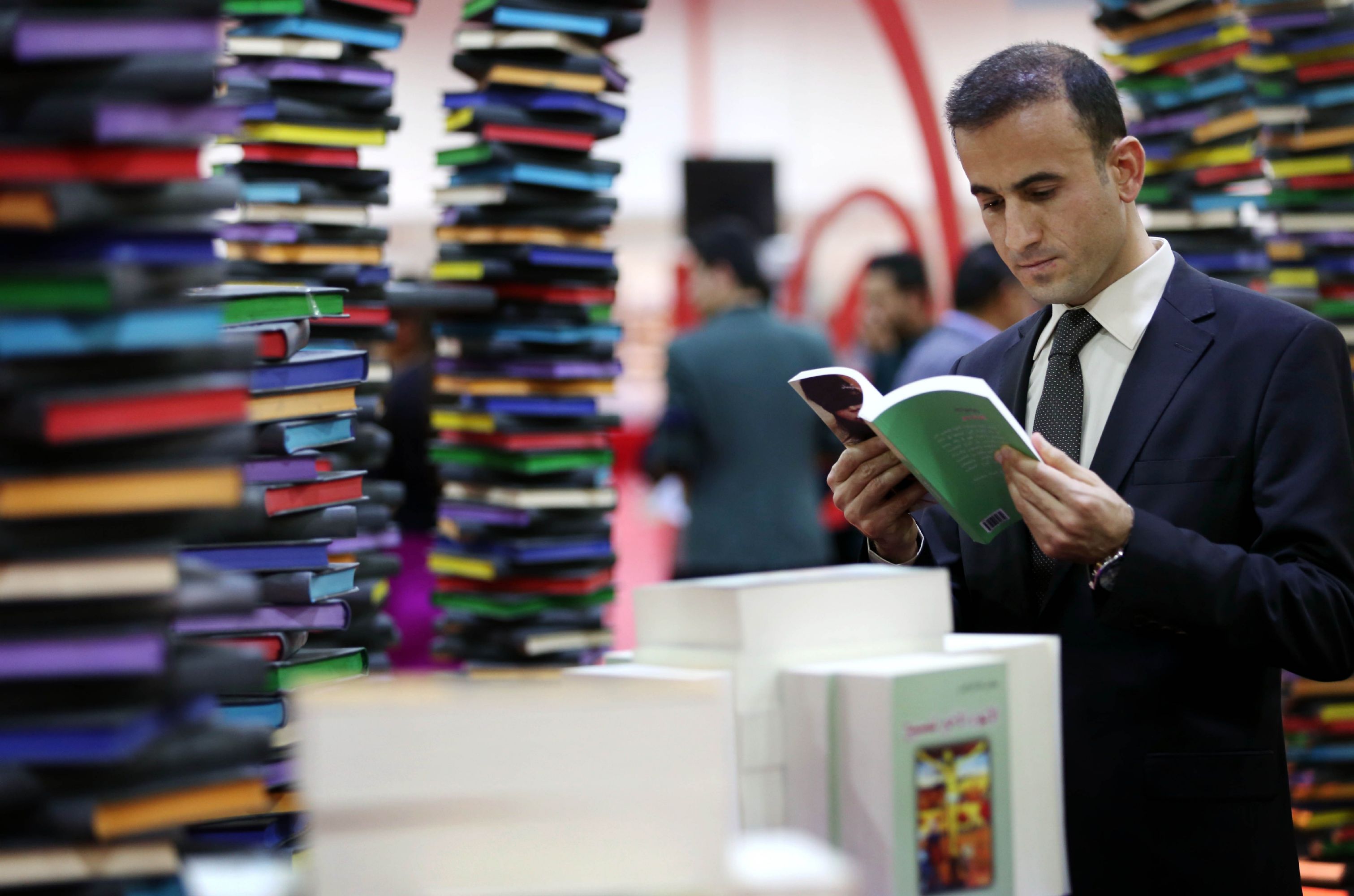 زائر لمعرض أربيل الدولي للكتاب في دورته الثانية عشرة