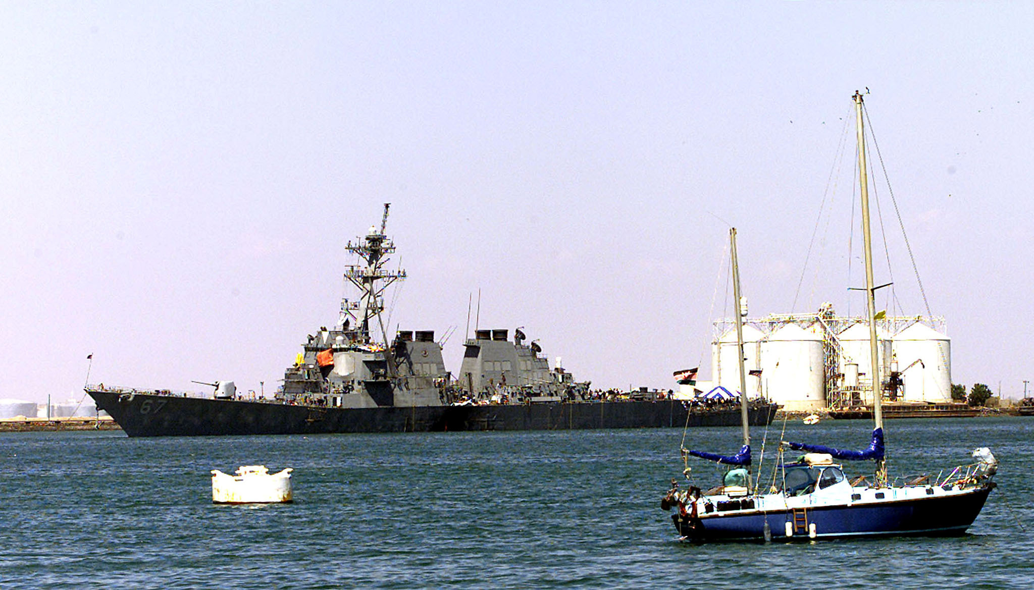 الحادثة أسفرت عن مقتل 17 بحارا وإصابة أكثر من 30 آخرين 