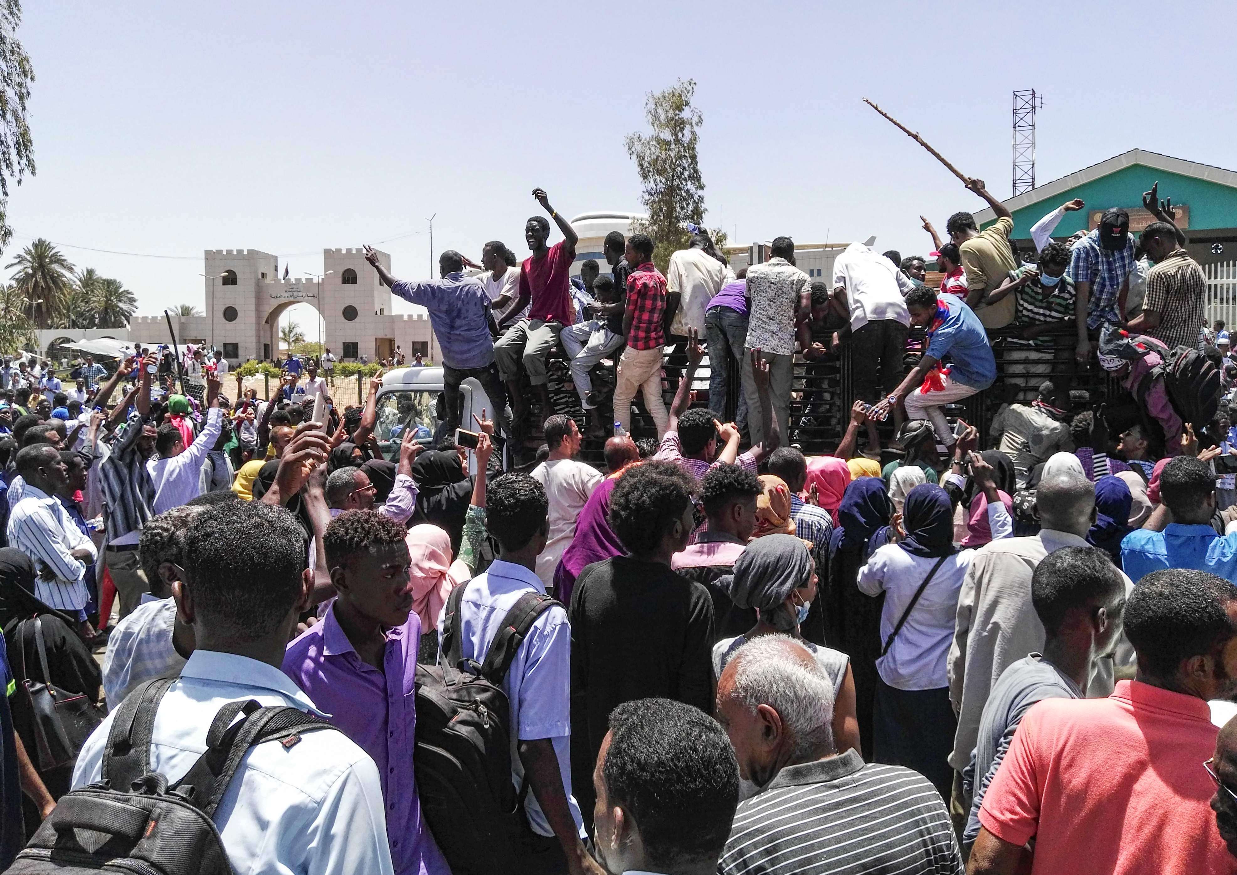 المحتجون في السودان
