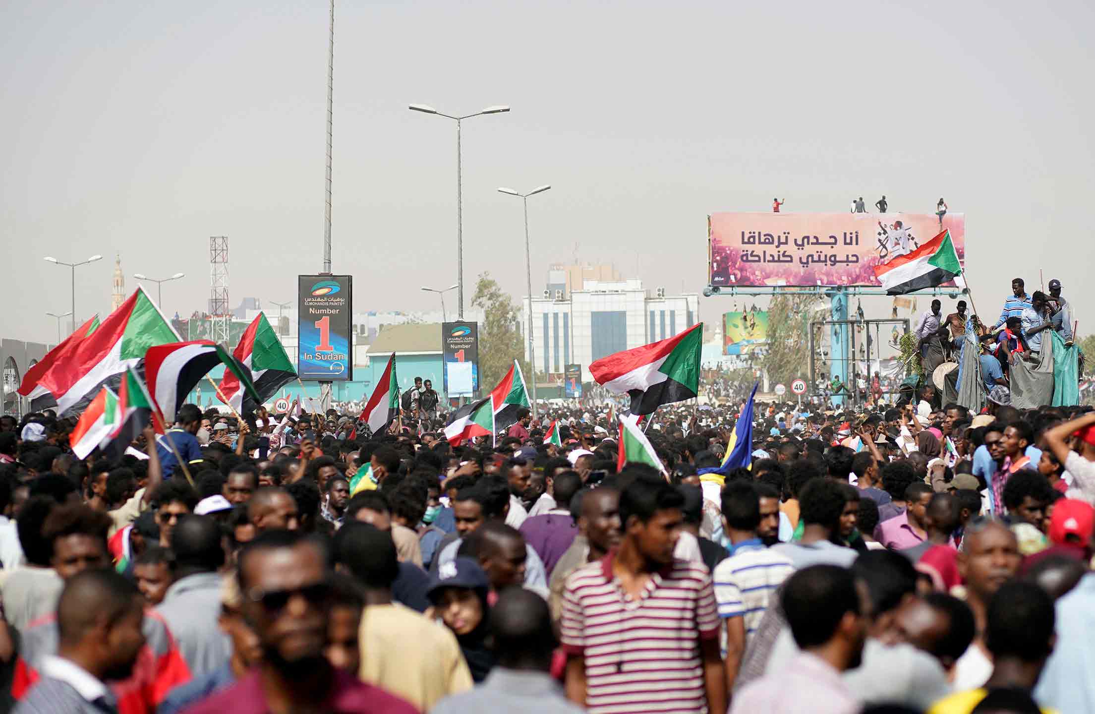 الشارع السوداني بدأ الاحتفال بانتصاره على البشير