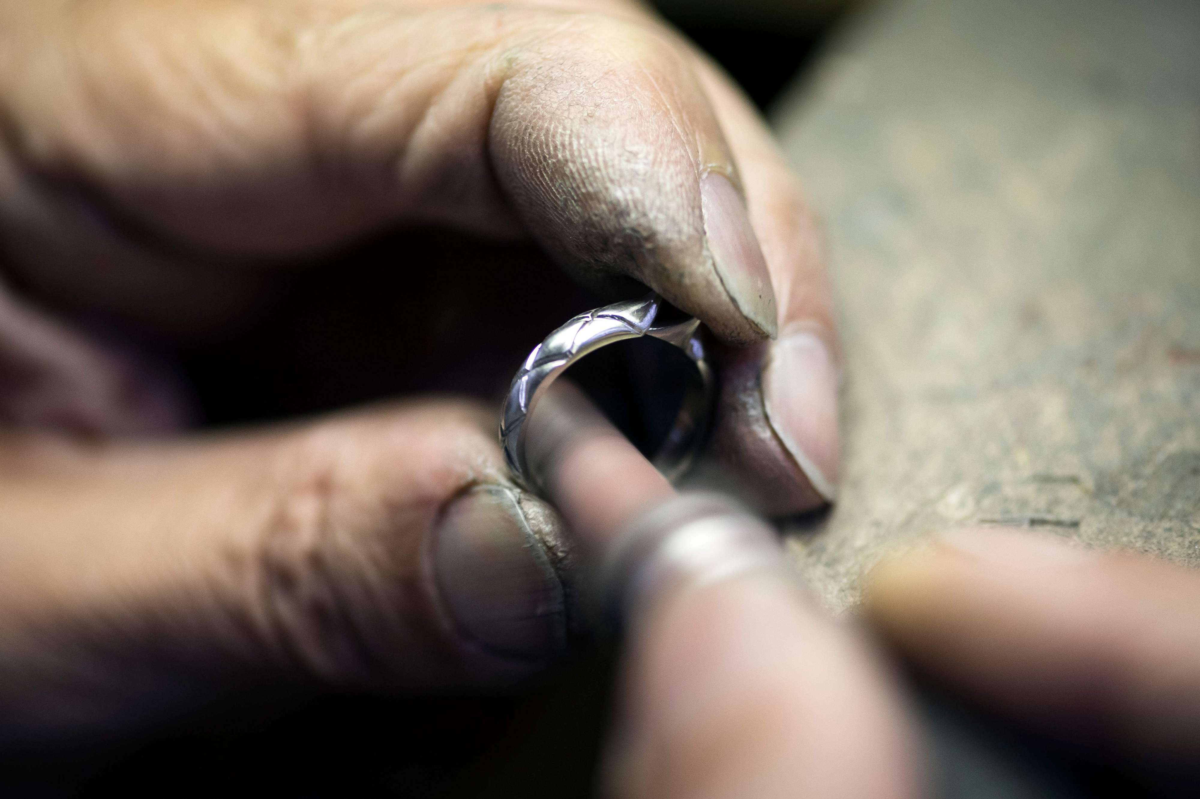 صائغ يعمل على خاتم في ورشة ذهب مراعية للبيئة في باريس 