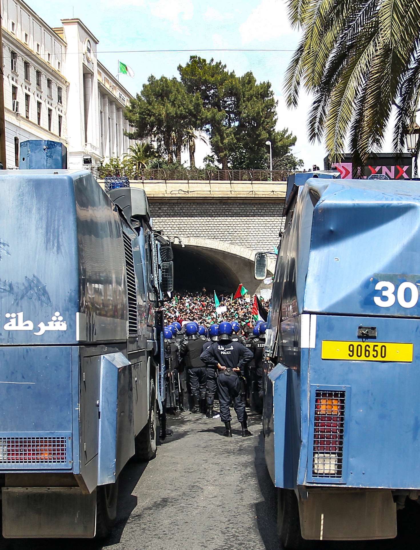 الجزائريون يتمسكون بالشارع حتى رحيل كل رموز النظام من الحكم
