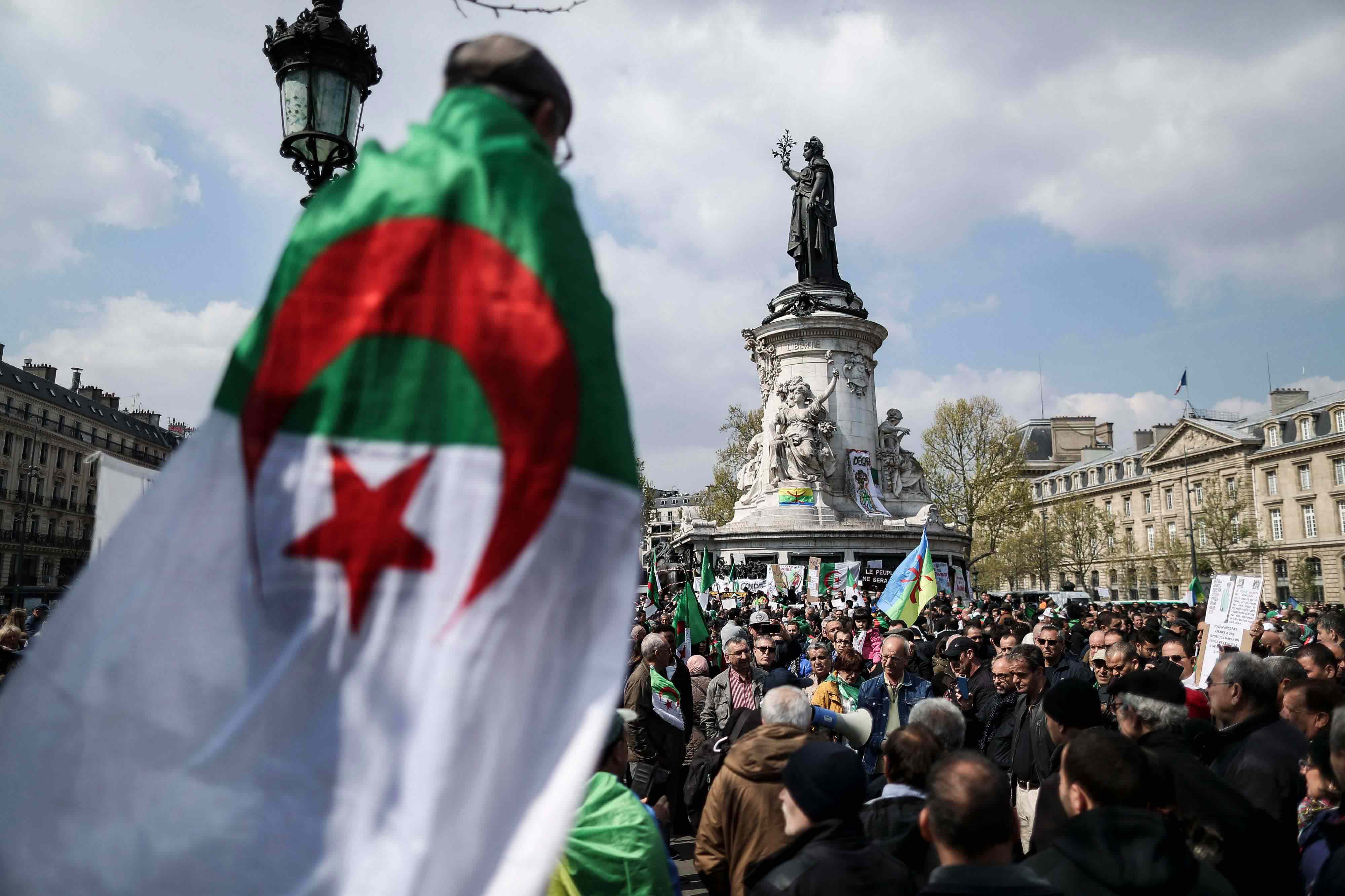 مساندة الجزائريين الأسبوعية للاحتجاجات من باريس