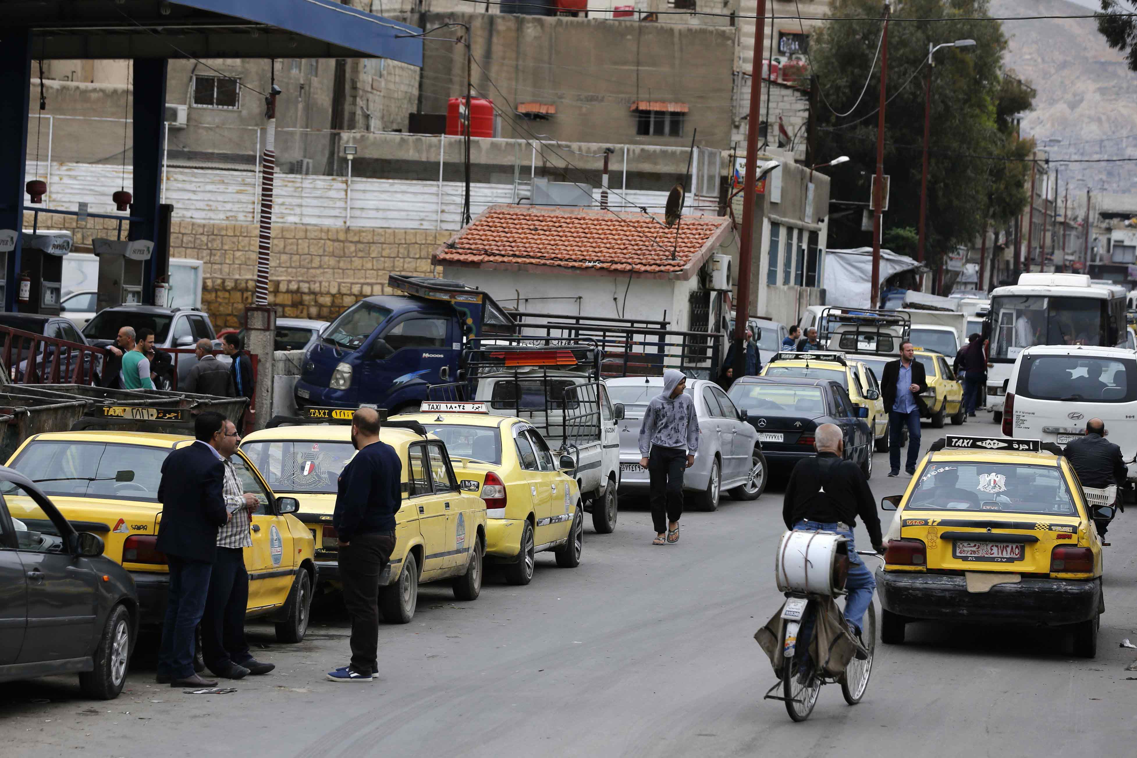 محطات توزيع البنزين تشهد أزمة خانقة في دمشق منذ بداية الشهر الجاري 