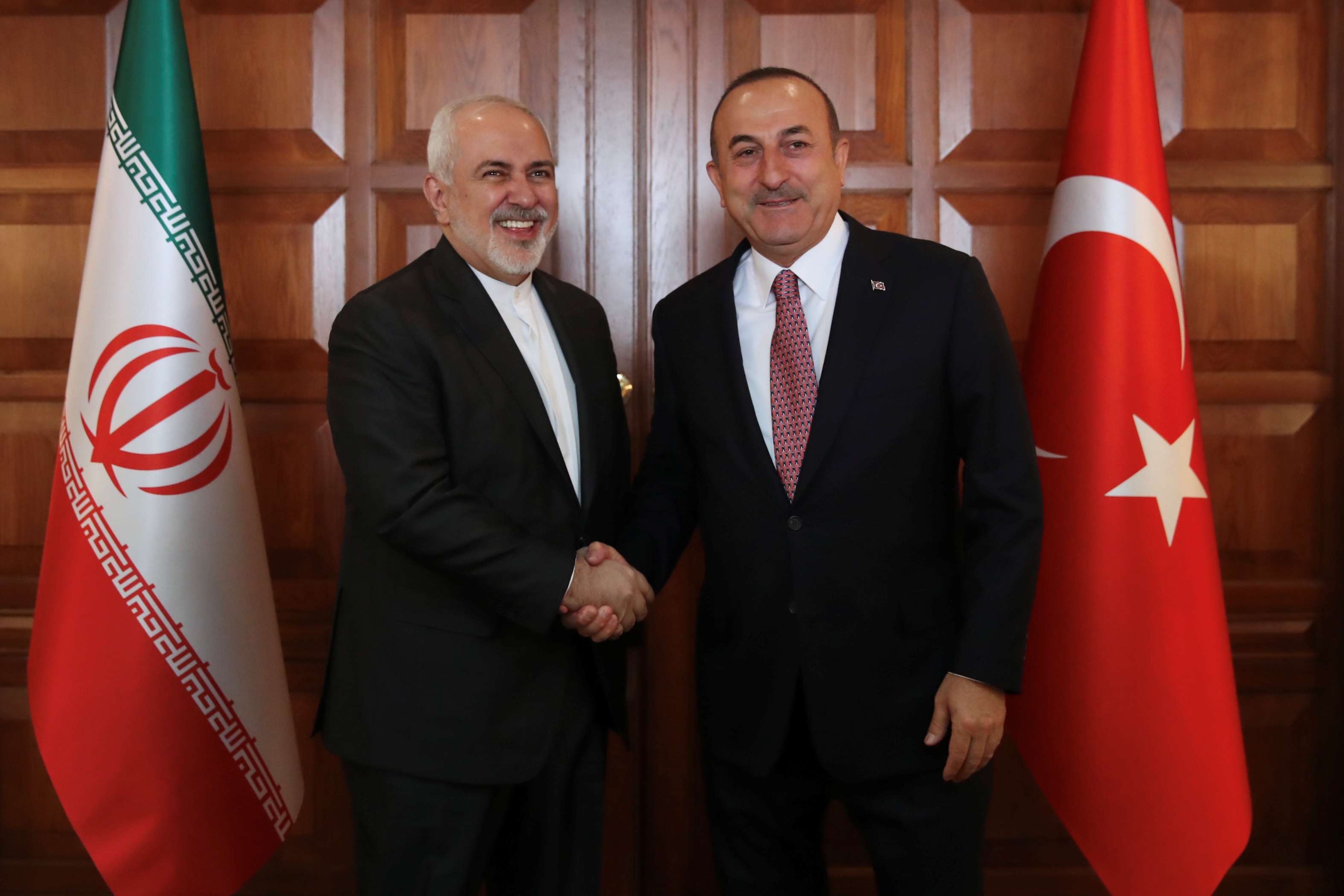 وزير الخارجية التركي أوغلو يلتقي بنظيره الإيراني ظريف في أنقرة 