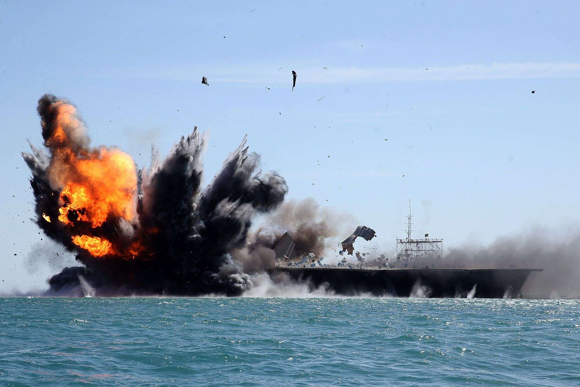 الحرس الثوري الإيراني تدرب في مناورات سابقة على تدمير سفن في مضيق هرمز