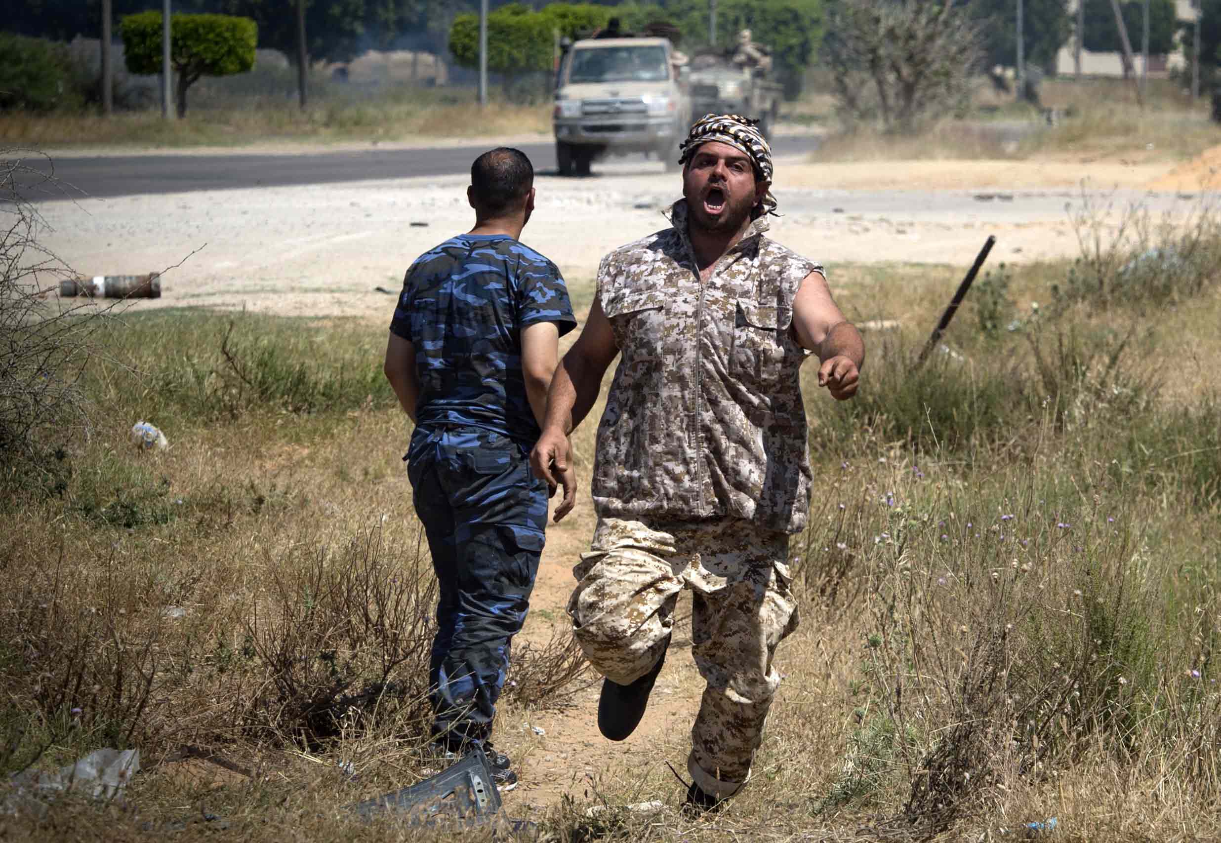 المسلحون يتقهقرون على مشارف طرابلس أمام تواصل قصف قوات الجيش الليبي