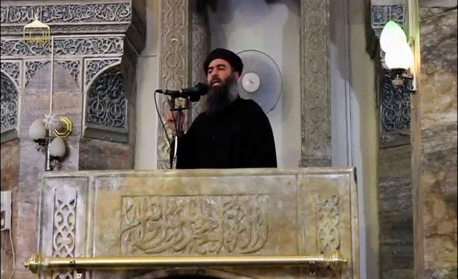 أبوبكر البغدادي في أول ظهور له في 2014 من على منبر جامع النوري بالموصل