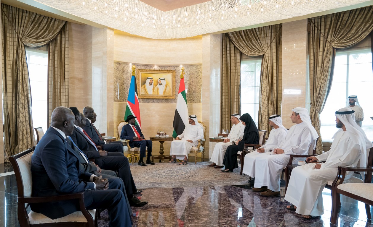 جانب من لقاء ولي عهد أبوظبي الشيخ محمد بن زايد مع ضيفه رئيس جنوب السودان سلفاكير