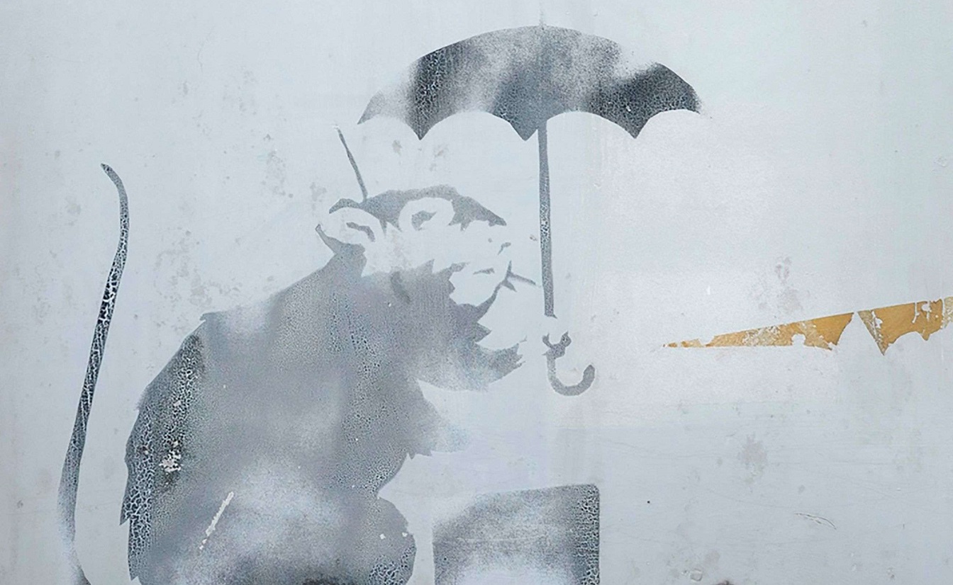 رسمة بانكسي تمثل فأرا يحمل مظلة