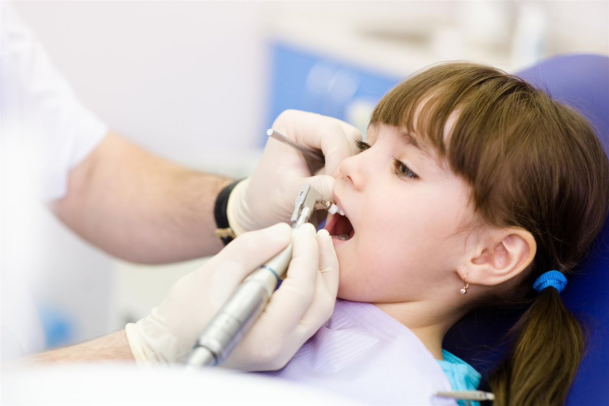 طفلة في عيادة أسنان