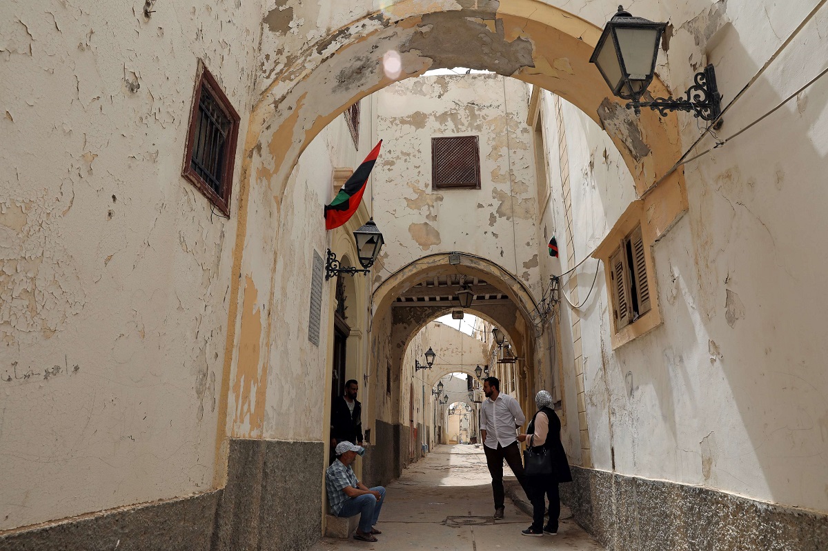 ليبيون يقفون في زقاق في المدينة القديمة في طرابلس