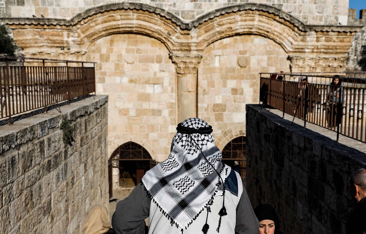 فلسطيني يسير باتجاه البوابة الذهبية في مجمع المسجد الأقصى في مدينة القدس القديمة  