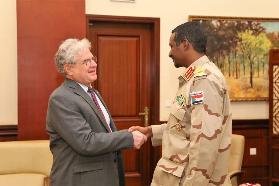 نائب رئيس المجلس العسكري الانتقالي السوداني الفريق أول محمد حمدان يلتقي القائم بأعمال السفارة الأميركية ستيفن كوتسيس 