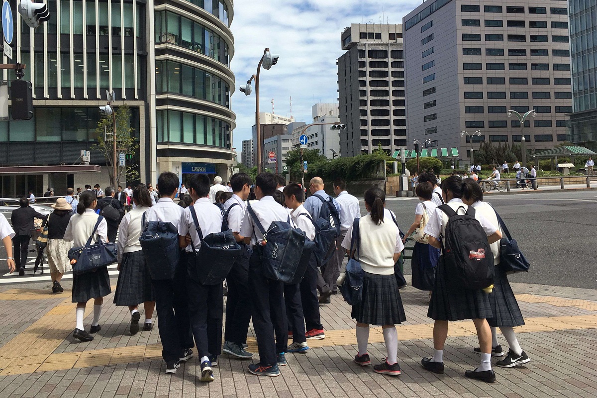 تلاميذ يقطعون الشارع باتجاه مدرستهم في طوكيو