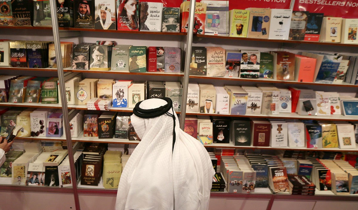 زائر لمعرض أبوظبي الدولي للكتاب في دورة سابقة