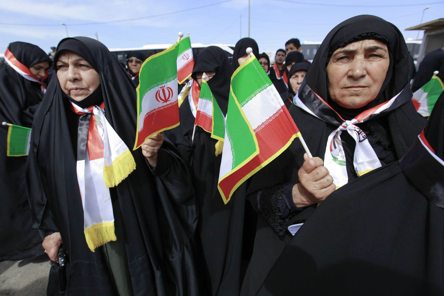 عراقيات يتبعن الحشد الشعبي يرفعن أعلاما إيرانية في بغداد