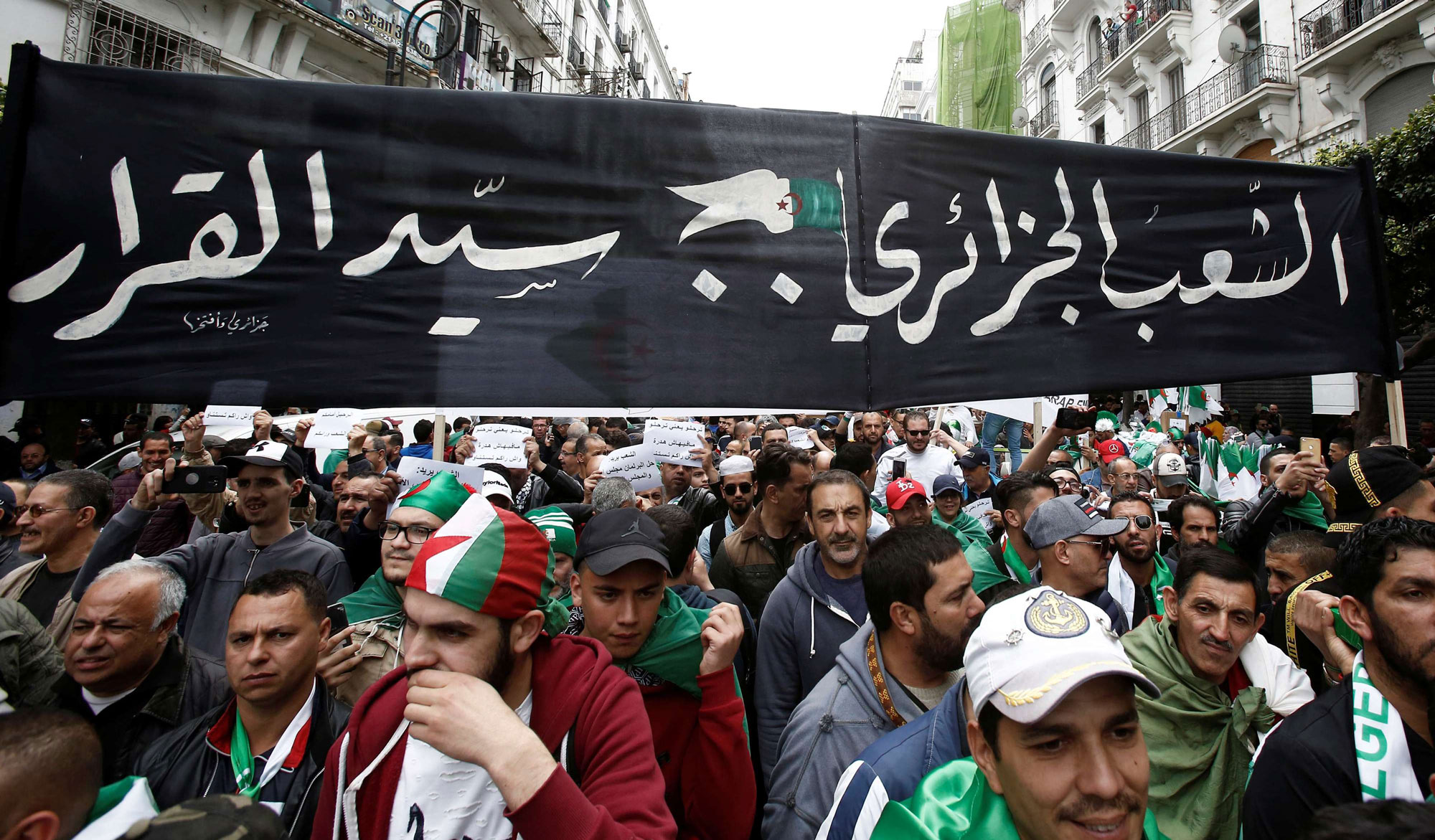 الجزائريون يواصلون حراكهم دعما لمرحلة انتقالية لا تشمل رموز النظام