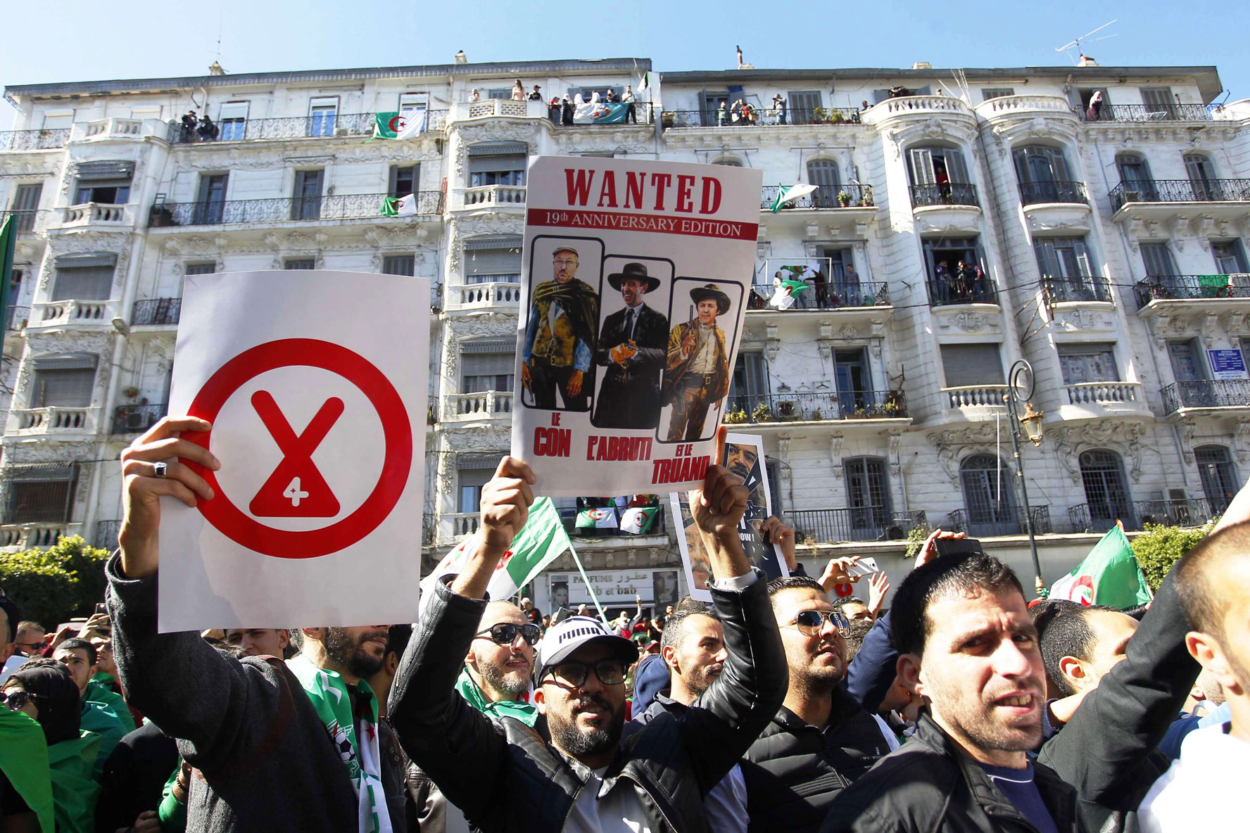 الجزائريون يطالبون برحيل رموز النظام بمن فيهم الرئيس وشقيقه
