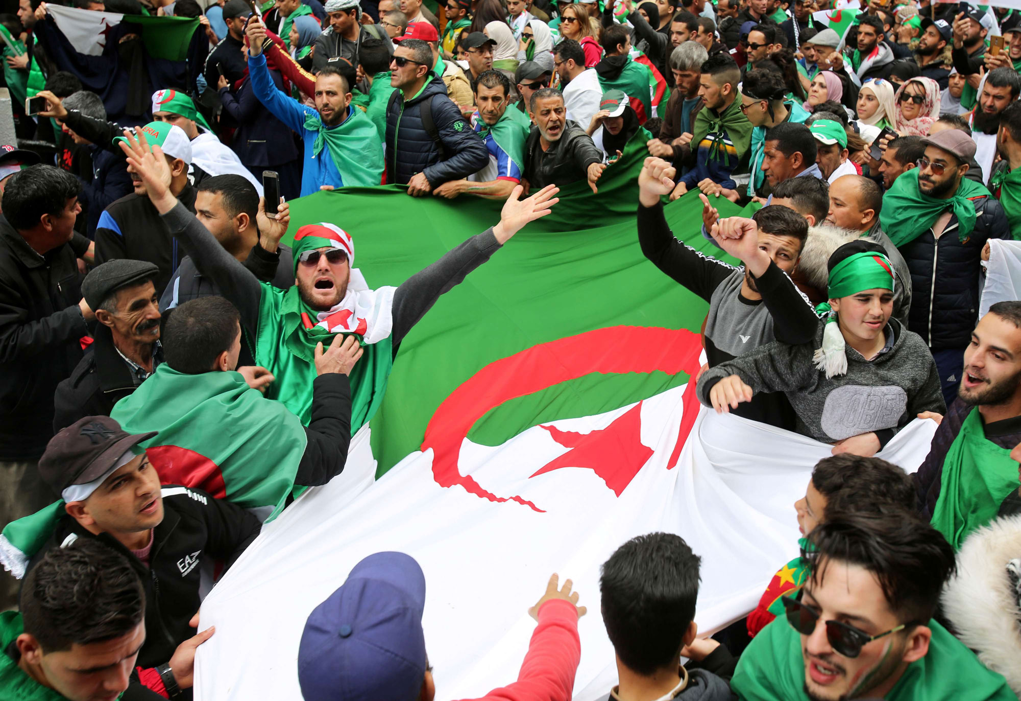 الحراك الجزائري مستمر رغم استقالة بوتفليقة