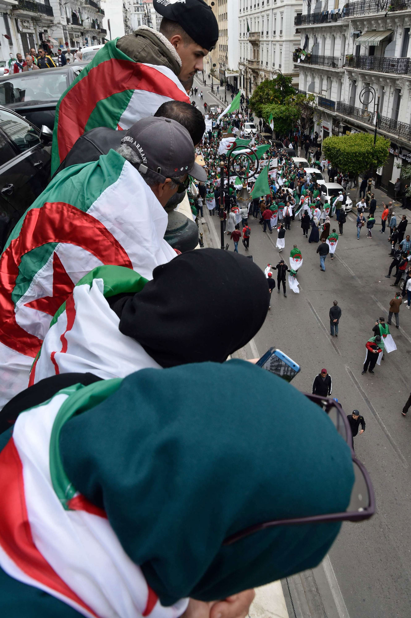 الجزائريون يتطلعون لتغيير حقيقي
