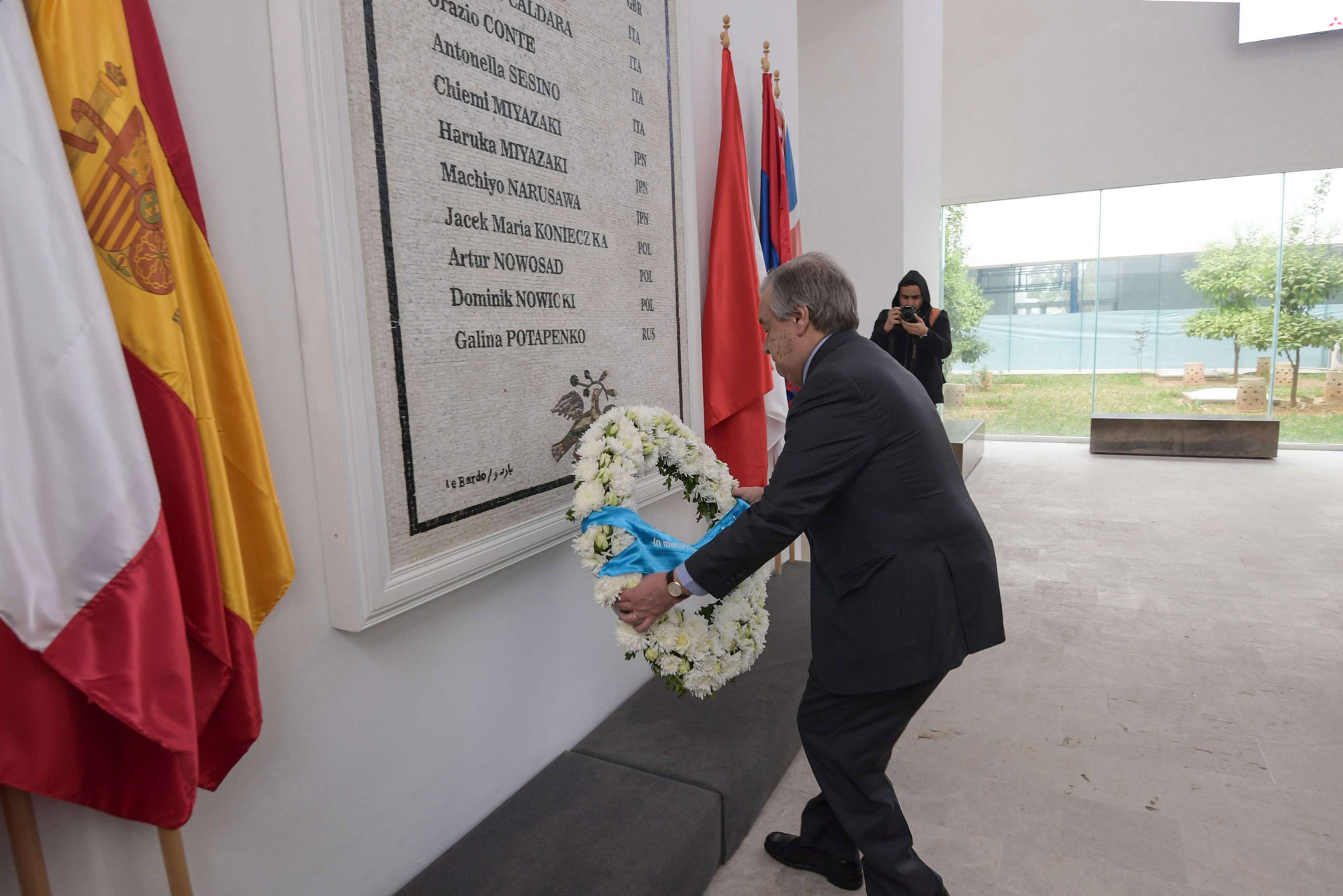 غوتيريش يضع اكليل زهور أمام النصب التذكاري لضحايا الهجوم الإرهابي على متحف باردو