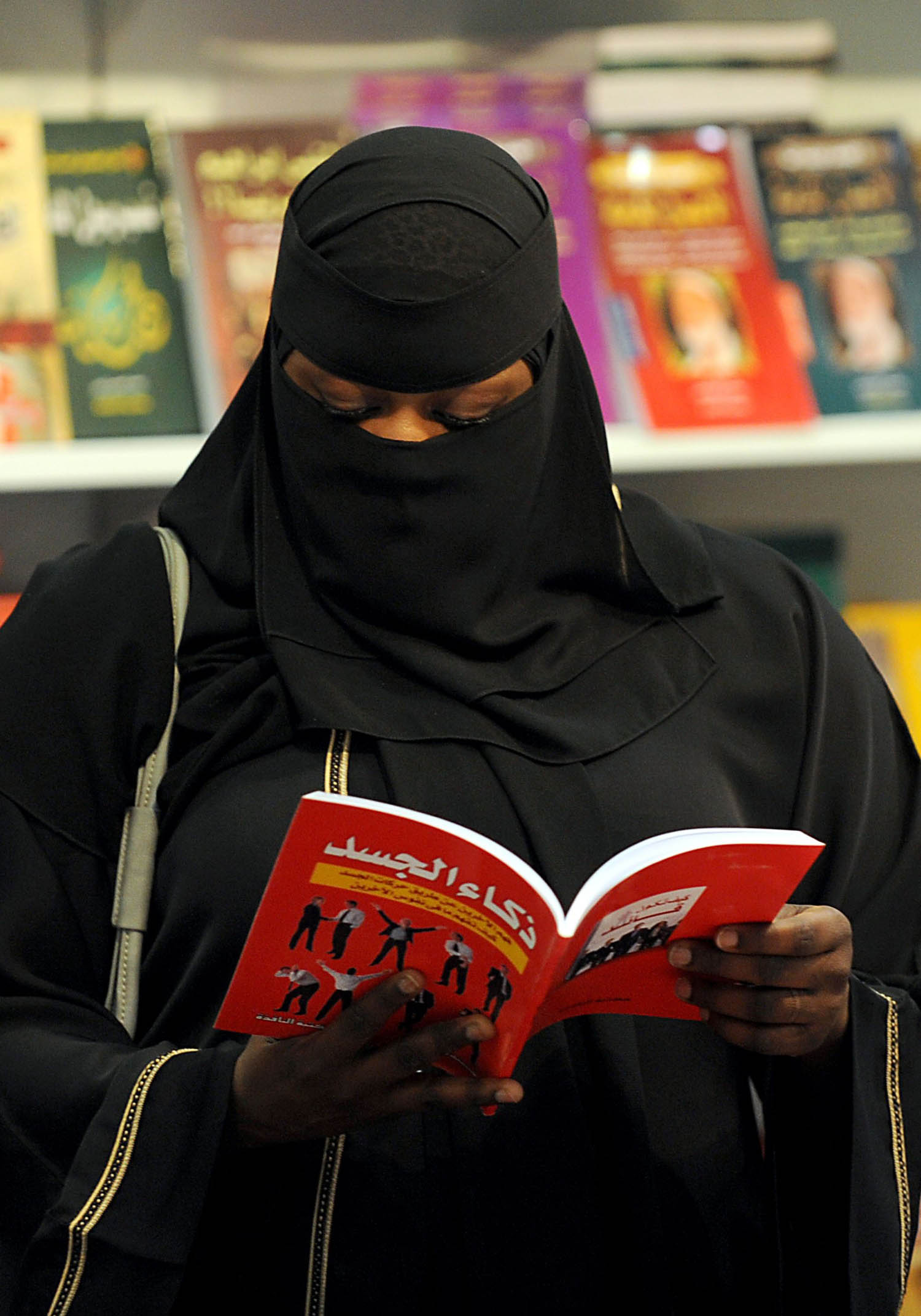 سعودية تتصفح كتابا في معرض الرياض للكتاب