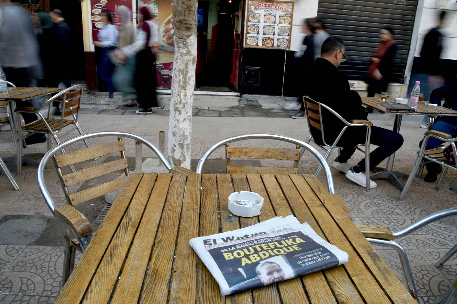 صحيفة جزائرية تحمل خبر استقالة بوتفليقة