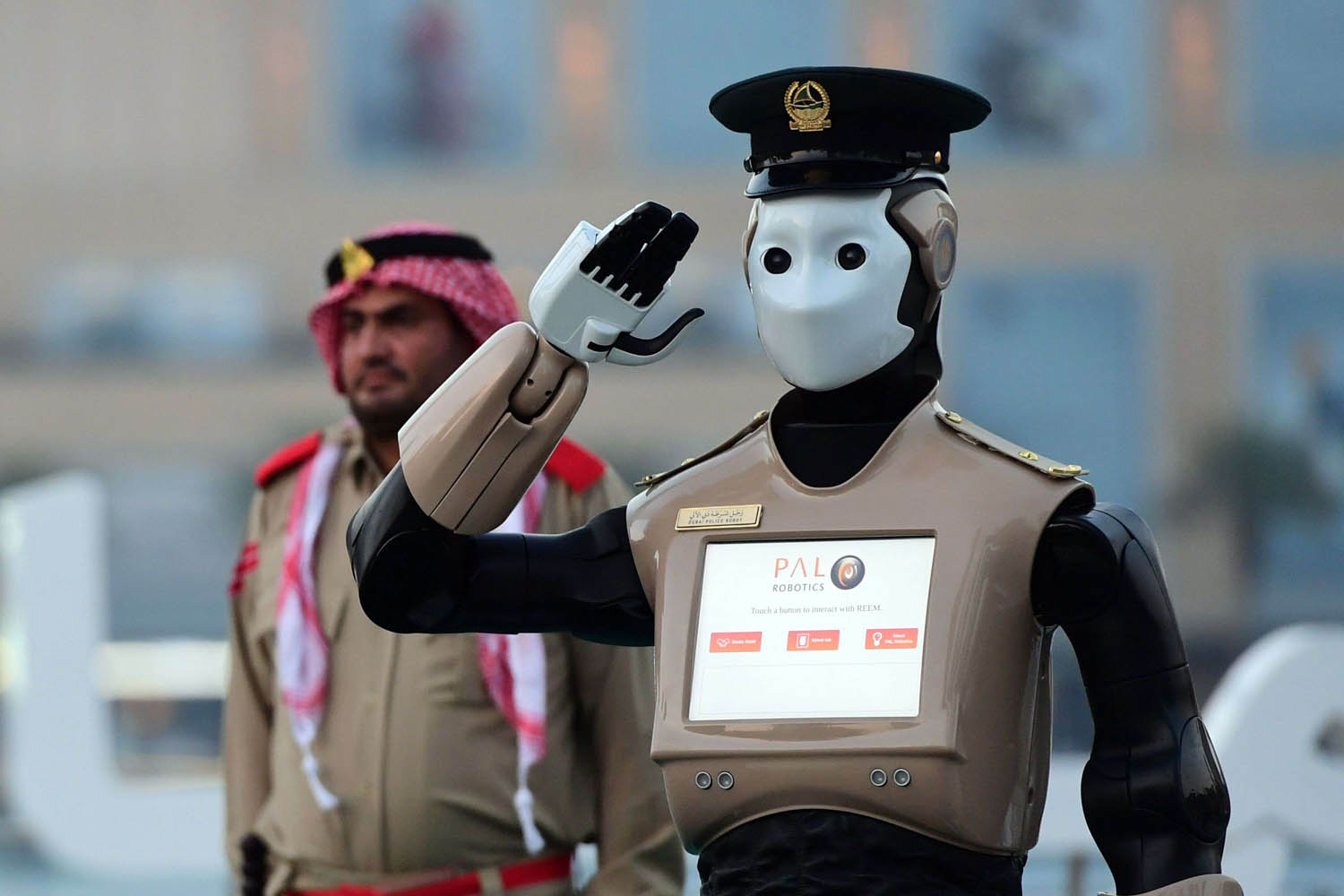 روبوت شرطي في دبي