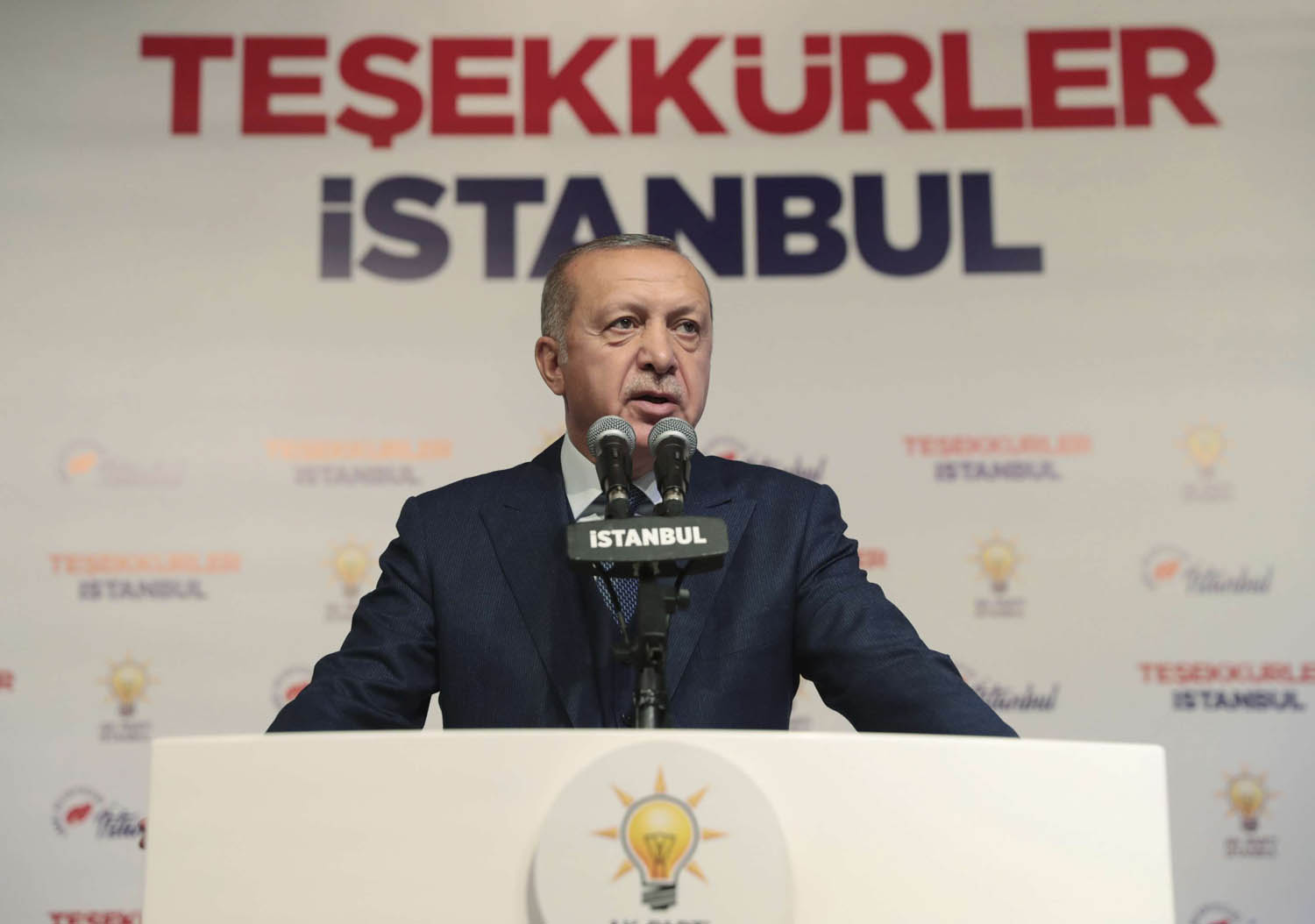 الرئيس التركي رجب طيب أردوغان يتحدث إلى أعضاء حزبه في اسطنبول