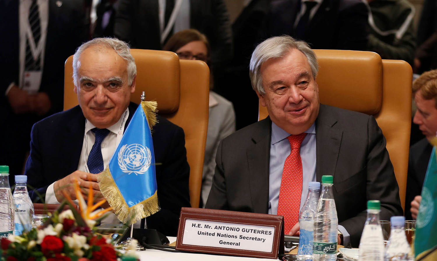 أمين عام الأمم المتحدة أنطونيو غوتيريش ومسؤول الملف الليبي غسان سلامة في القمة العربية في تونس