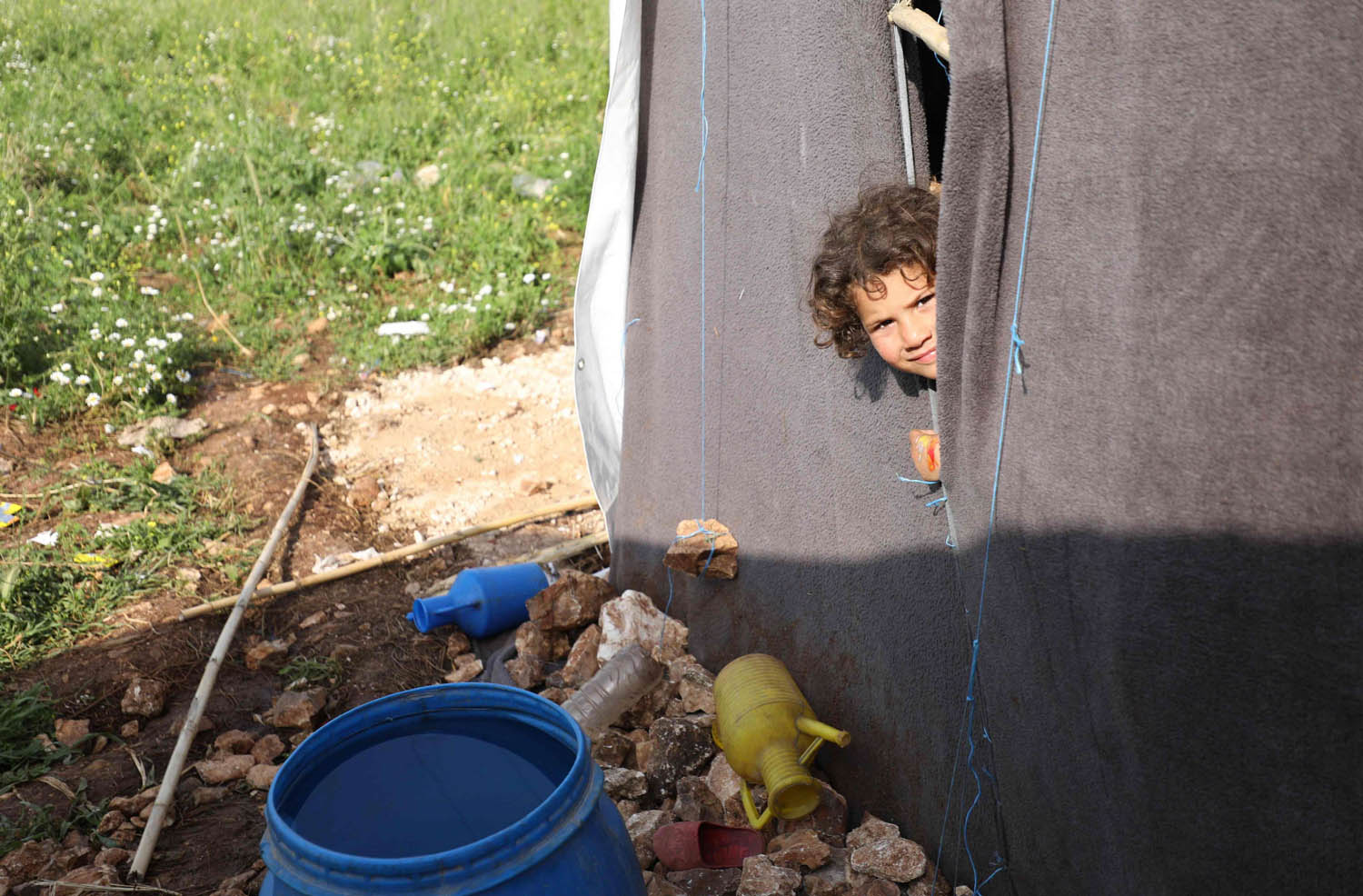 طفلة سورية في مخيم للاجئين بالقرب من حماة