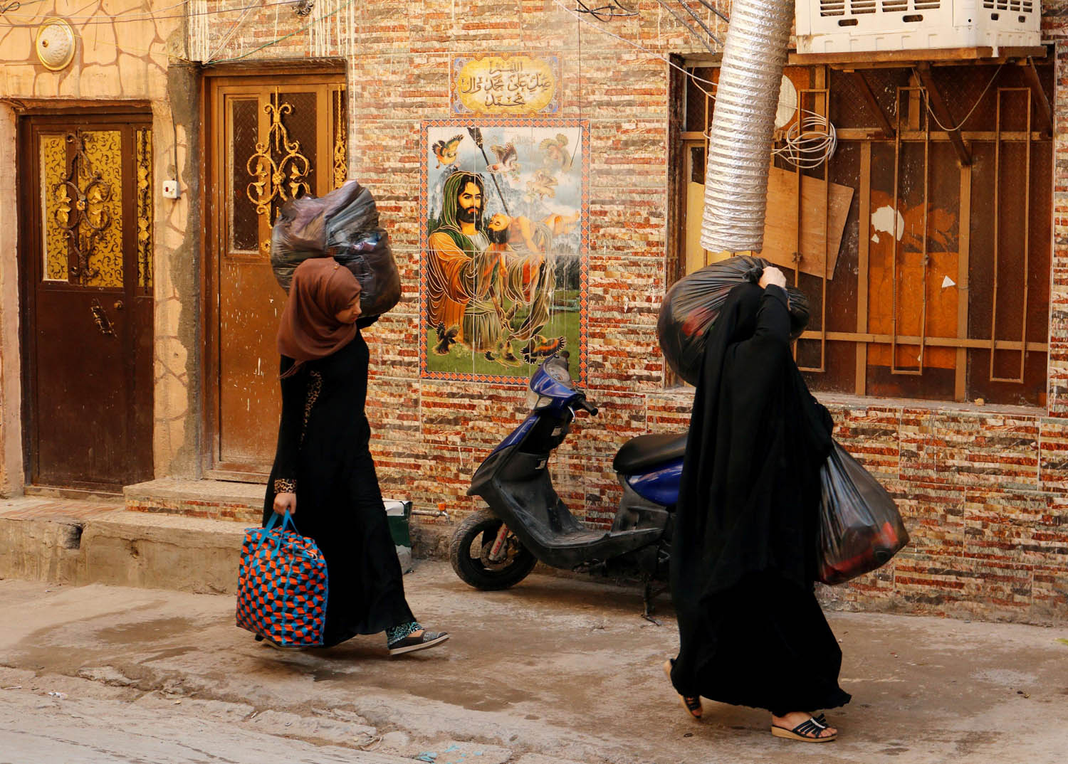 عراقيات في شارع ببغداد