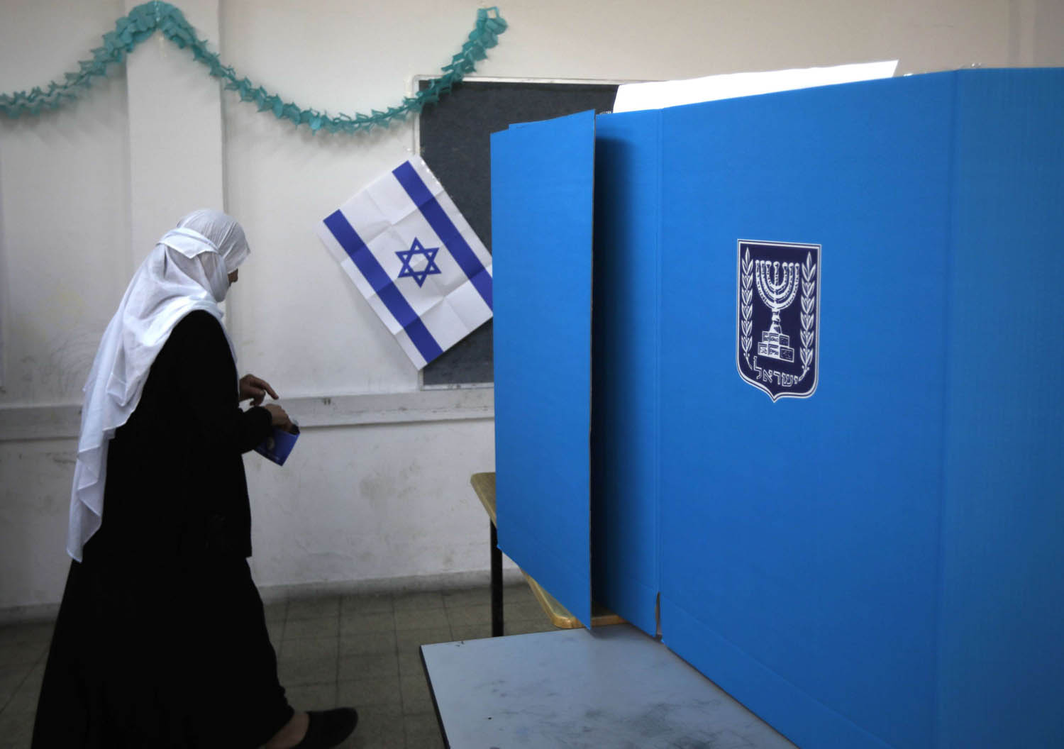 فلسطينية من عرب إسرائيل تصوت في الانتخابات الإسرائيلية