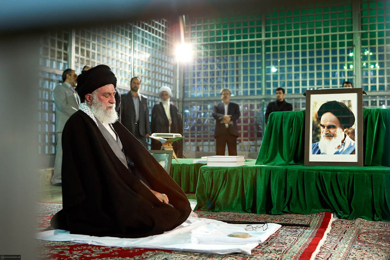 المرشد الإيراني علي خامنئي يصلي عند قبر الخميني