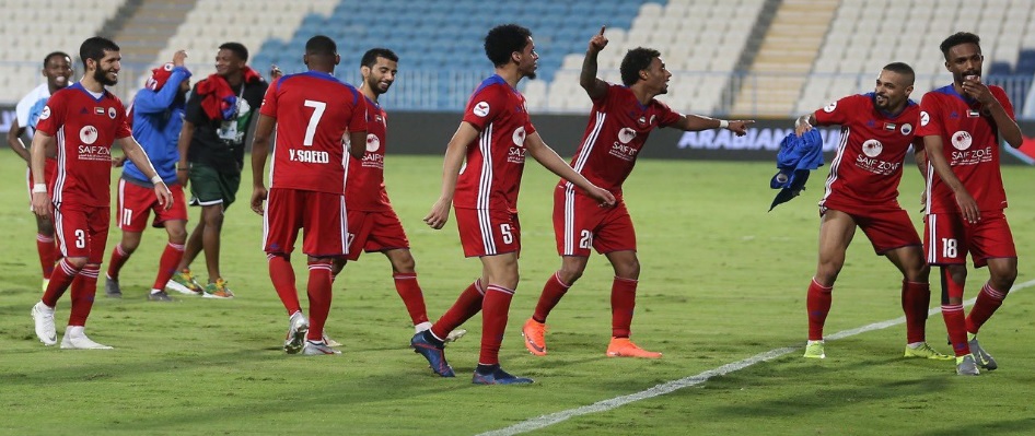 لاعبو الشارقة يحتفلون بالفوز على بني ياس (من حساب النادي الرسمي على تويتر)