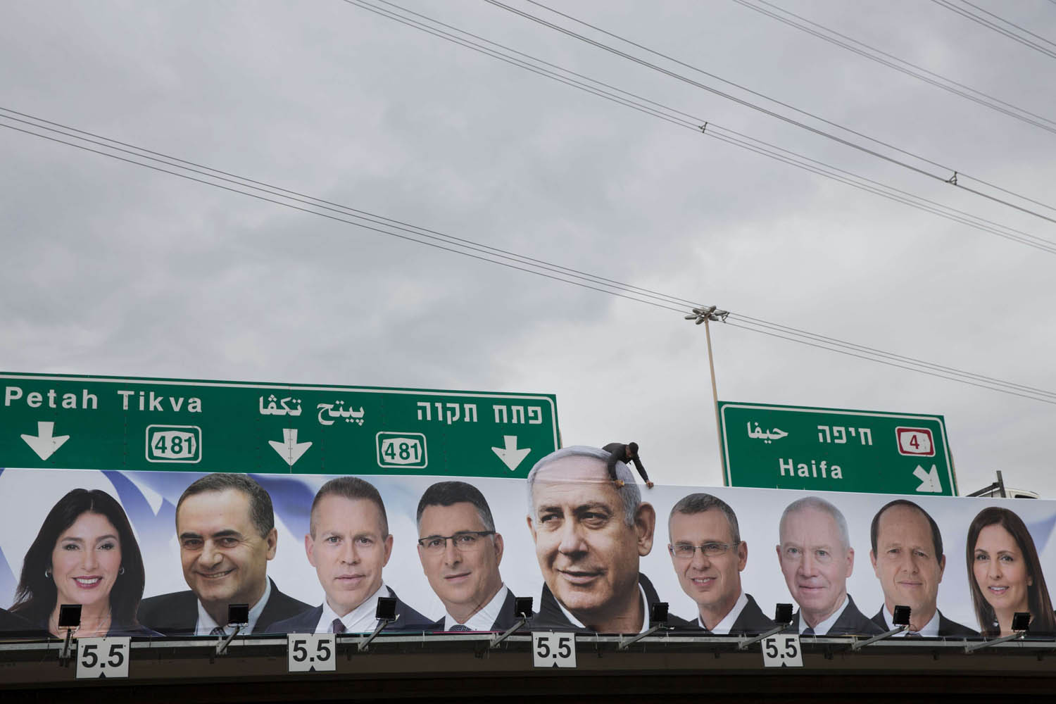 اعلانات انتخابية لرئيس الوزراء الإسرائيلي بنيامين نتنياهو وحزبه