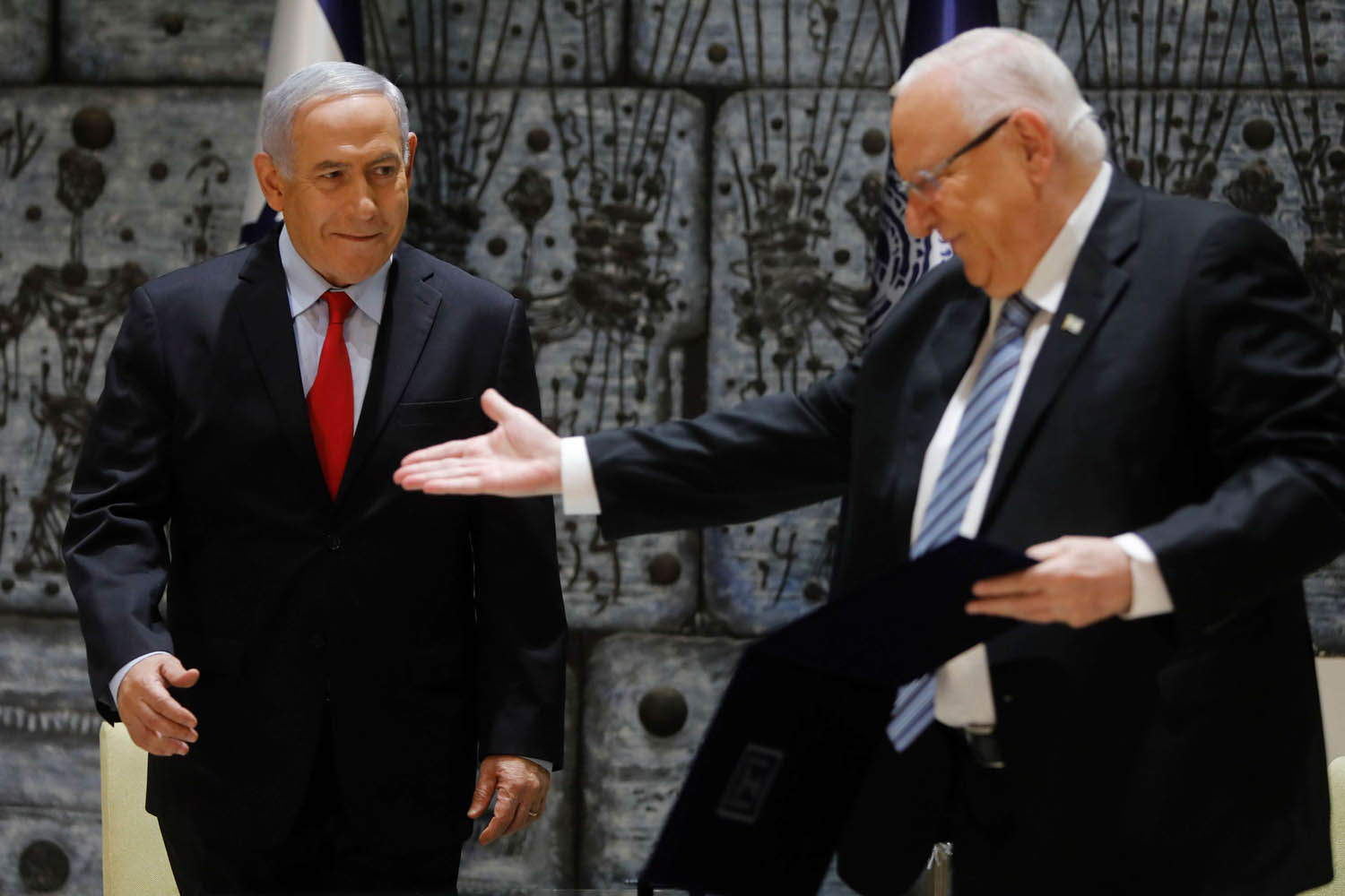 الرئيس الإسرائيلي رؤوفين ريفلين يكلف بنيامين نتانياهو بحكومته الخامسة