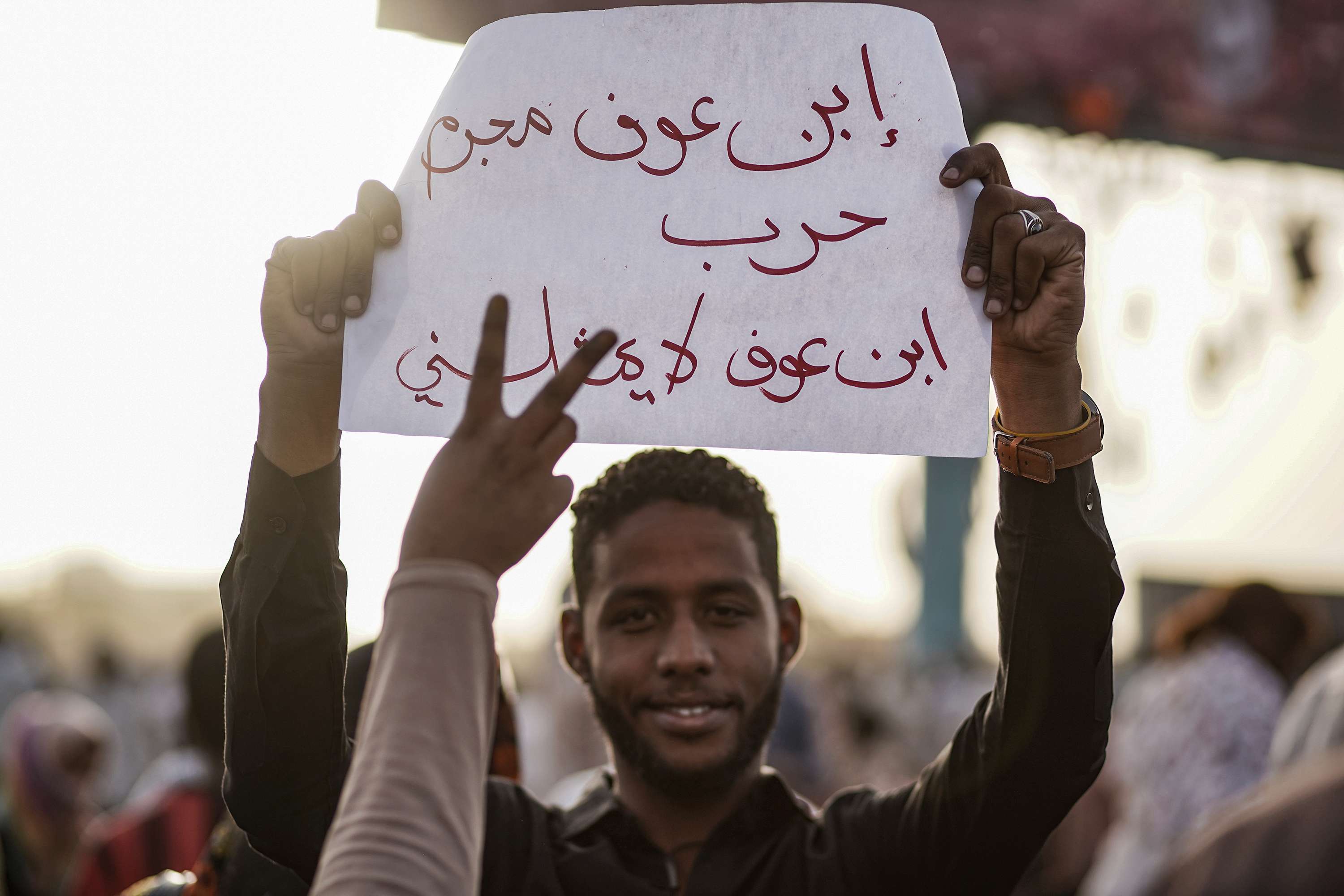 المحتجون يرفعون شعارات مناهضة لوزير الدفاع السوداني