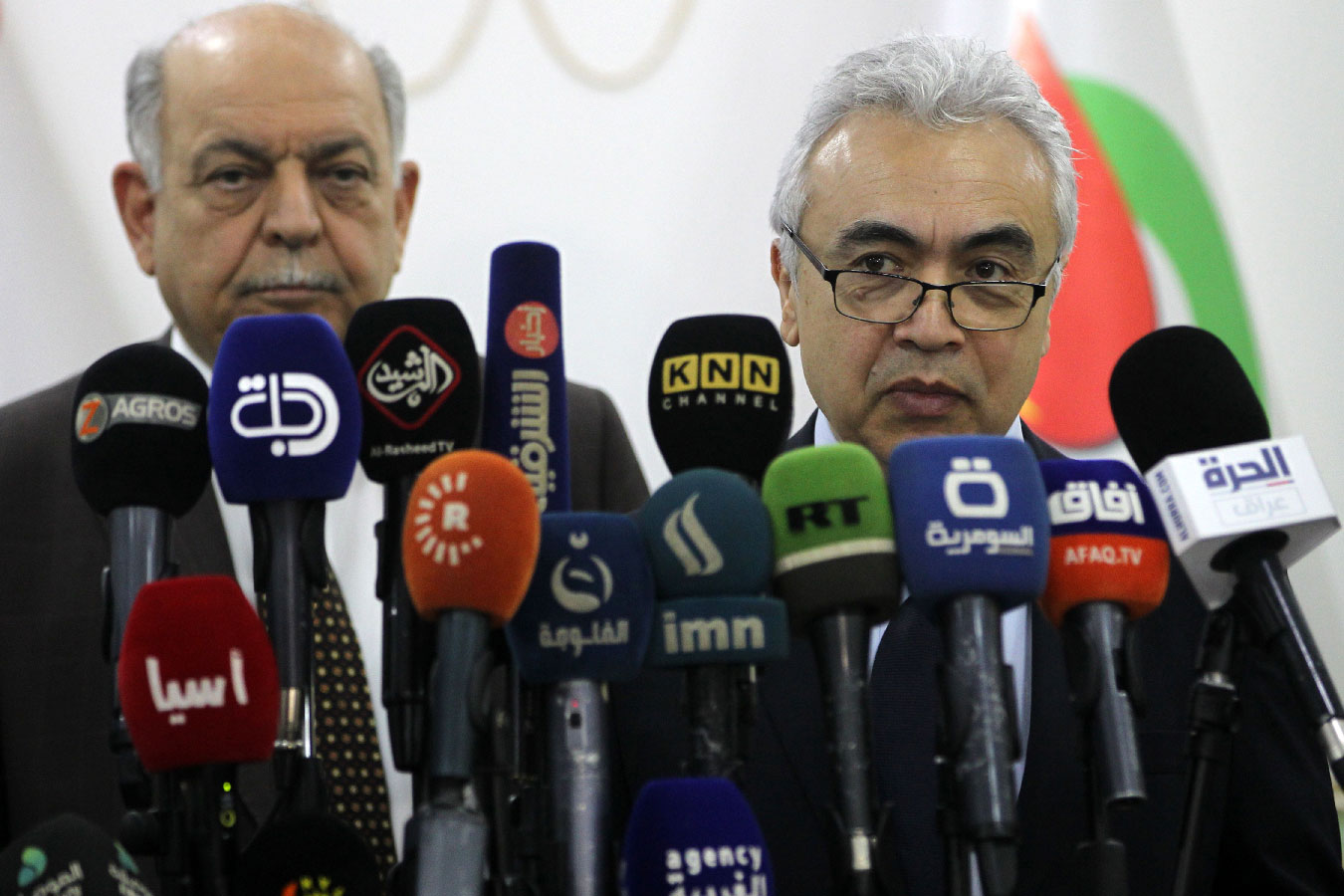 Iraq's Oil Minister Thamer al-Ghadhban (L) and the Executive Director of the International Energy Agency Fatih Birol (R)