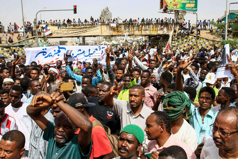 السودانيون يتمسكون بالشارع حتى تحقيق كافة مطالبهم