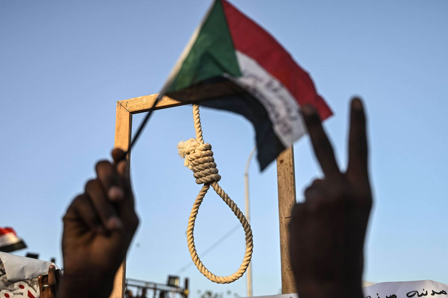 متظاهرون في الخرطوم يطالبون بإعدام مسؤولي عهد البشير