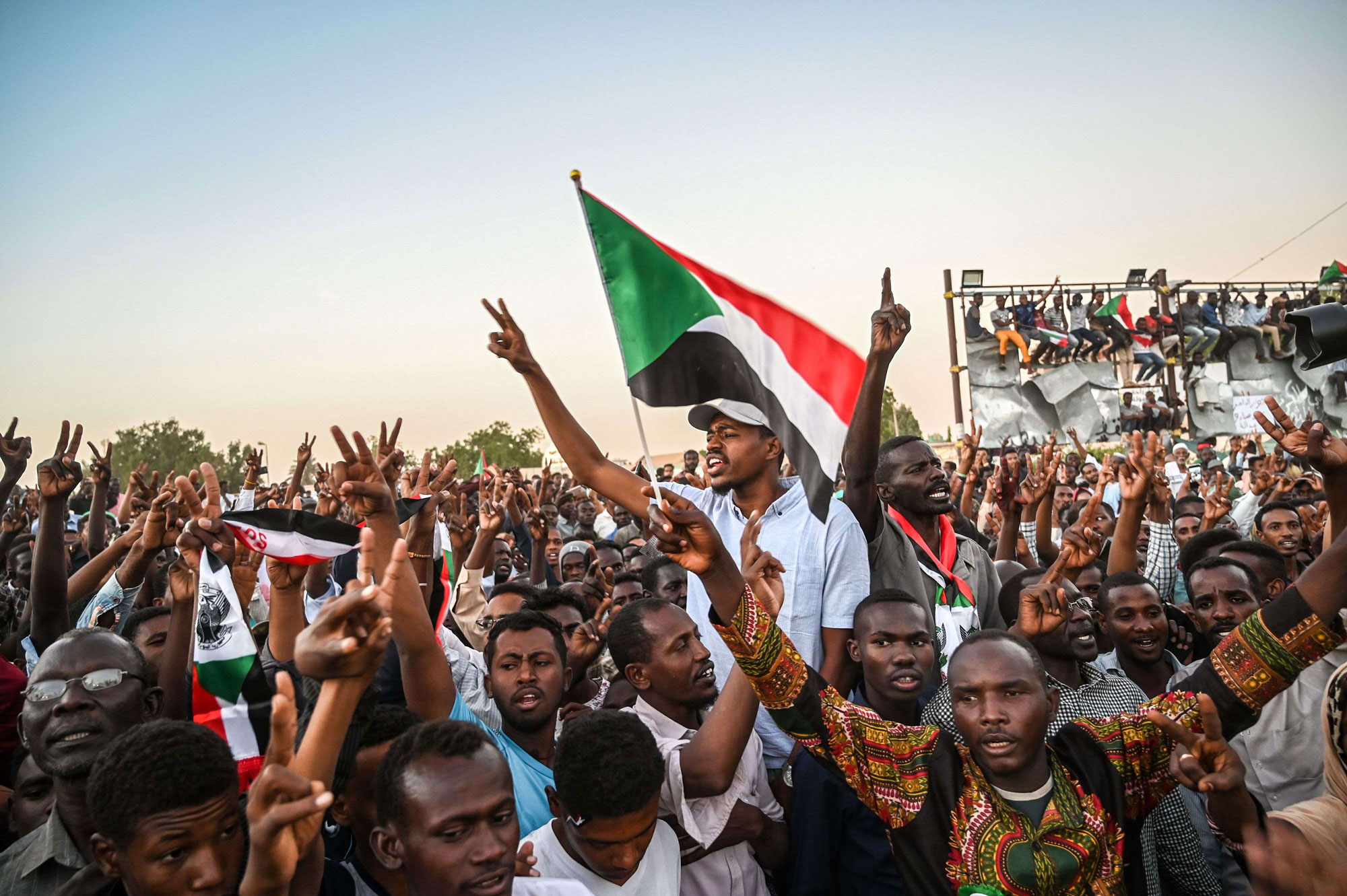 السودانيون يرفضون مغادرة الشارع حتى تحقيق التغيير الشامل