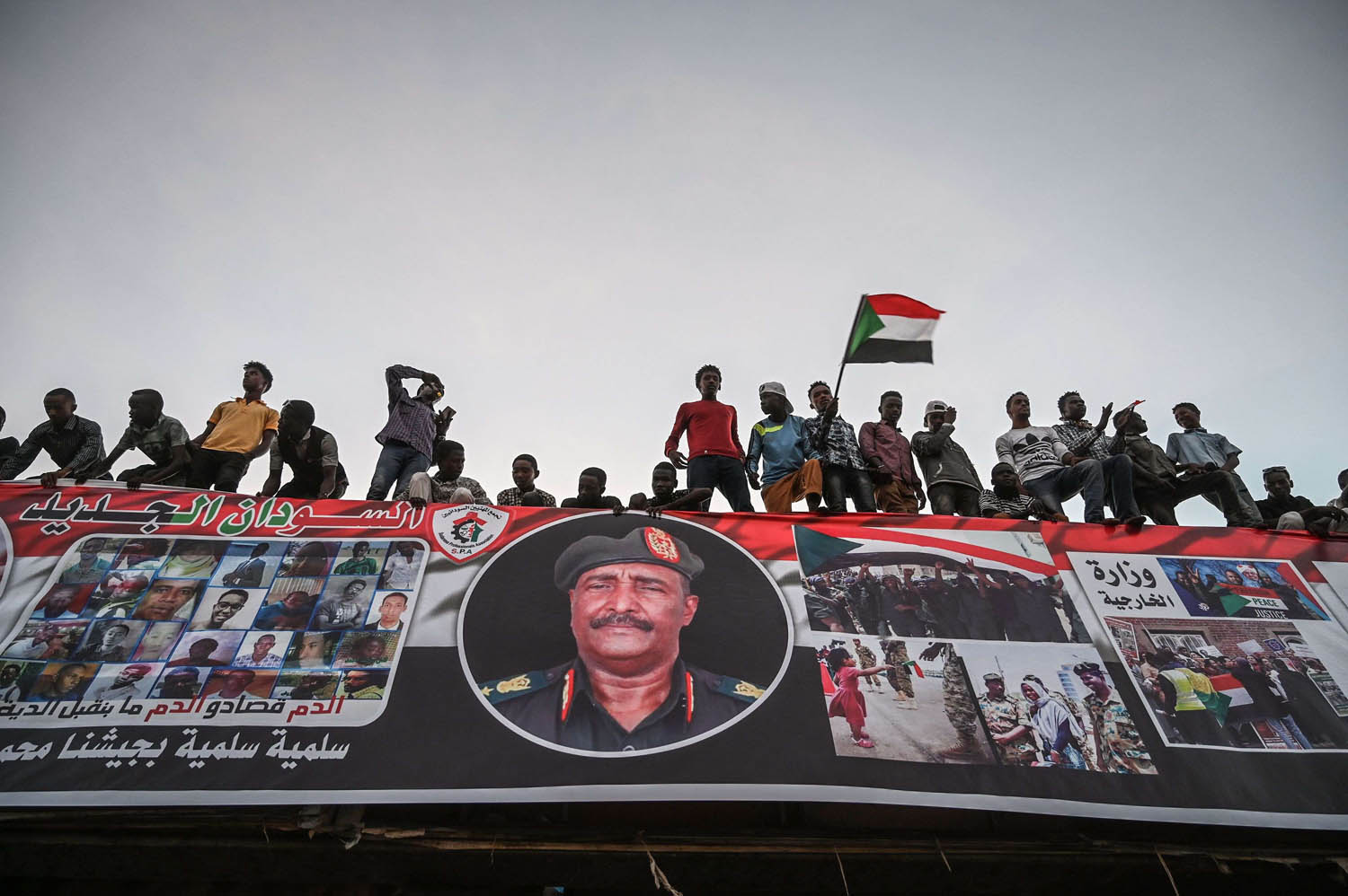 لافتة تحمل صورة لرئيس المجلس العسكري السوداني عبدالفتاح البرهان