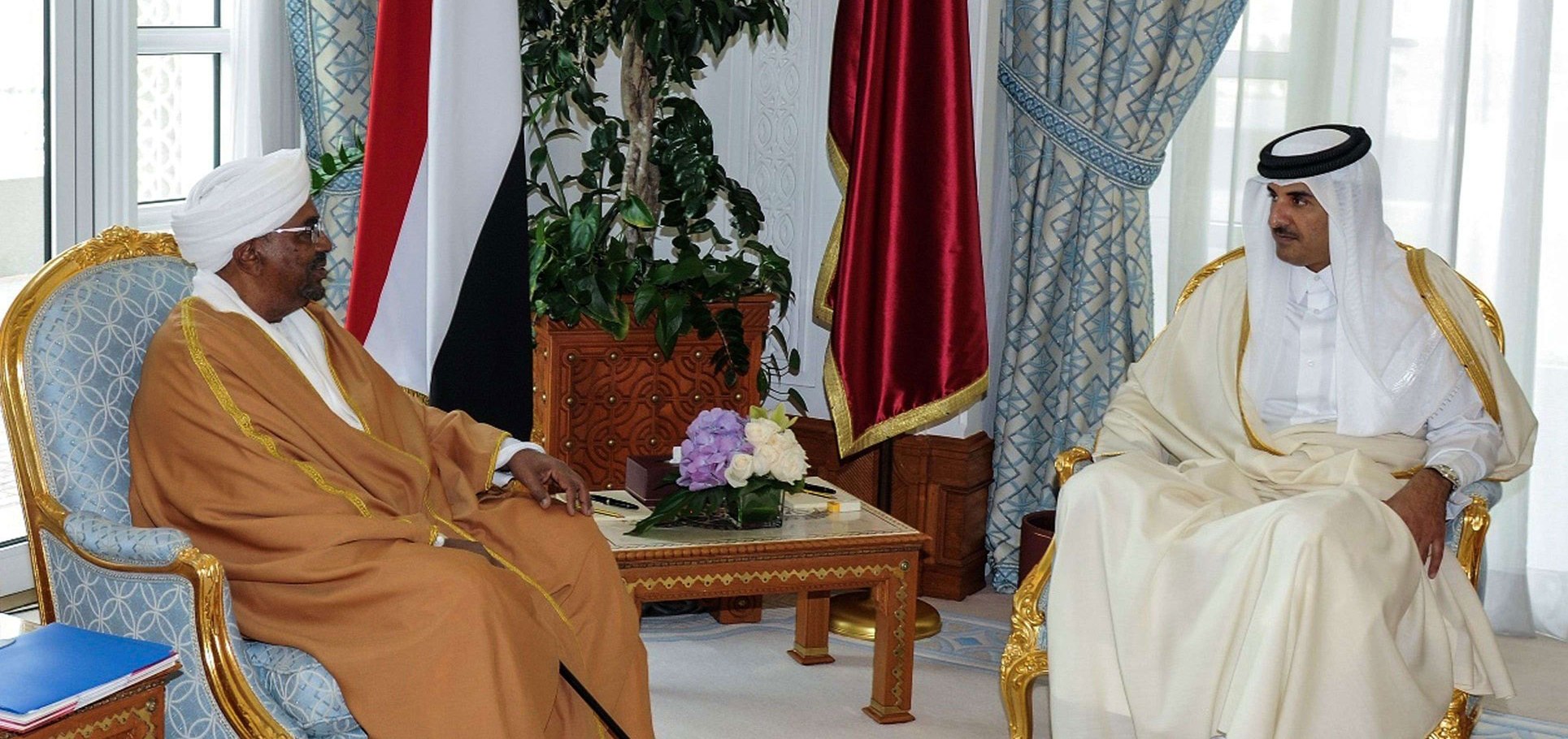الرئيس السوداني المعزول عمر البشير وأمير قطر الشيخ تميم بن حمد