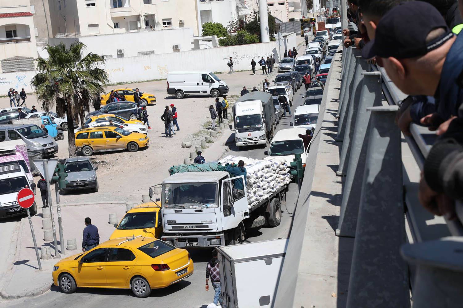 سائقون لسيارات أجرة يعرقلون المرور في منوبة بتونس